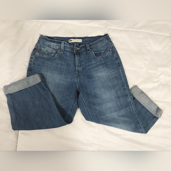 Levi's Cuffed Capri - Picture 2 of 6